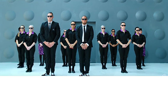 Air New Zealand vertoont hun veiligheidsinstructies in een Men In Black parodie.