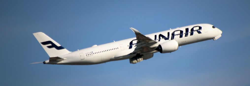 vliegtuig finnair stijgt op zonder vertraging