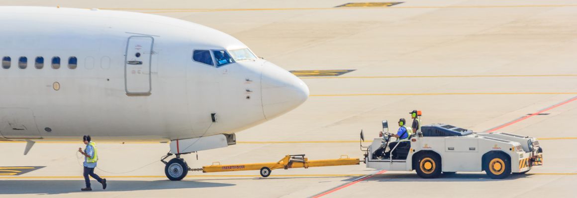 Jetlines vliegtuig op landingsbaan