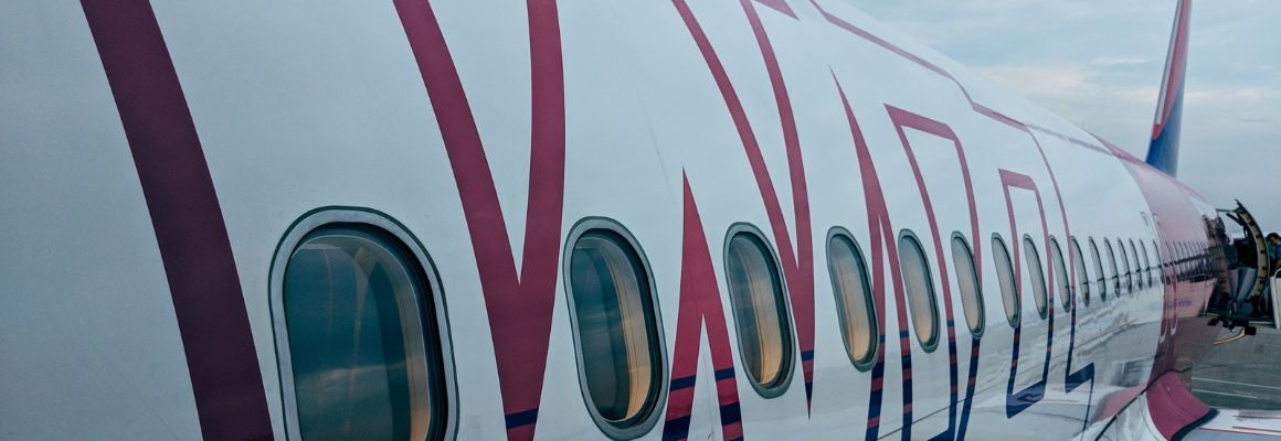 zijkant vliegtuig van wizzair bij staking